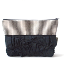 RUFFLED POUCH IN BLACK STRIPES