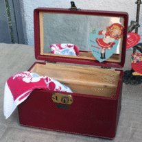 Vintage Red Makeup Travel Train Case, Luce
