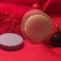 Round cake edged pendant