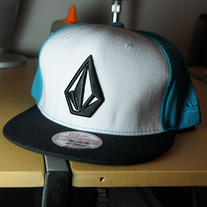 LIGHT BLUE & BLACK VOLCOM SNAPBACK!
