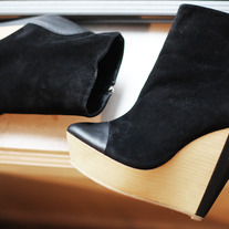 Black Minimarket Wedge Look-a-like size 5.5