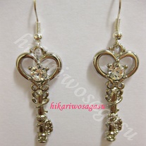 Hikariwosagasu_20-_20heartkey_20earring_2002_medium