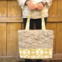 >>ON SALE<<  RUFFLED TOTE IN GREEN GEO